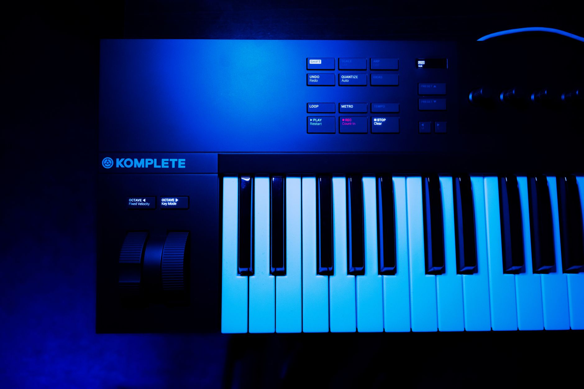 豊富なキーボード種類の中でもつまみが特徴的なシンセサイザーの鍵盤