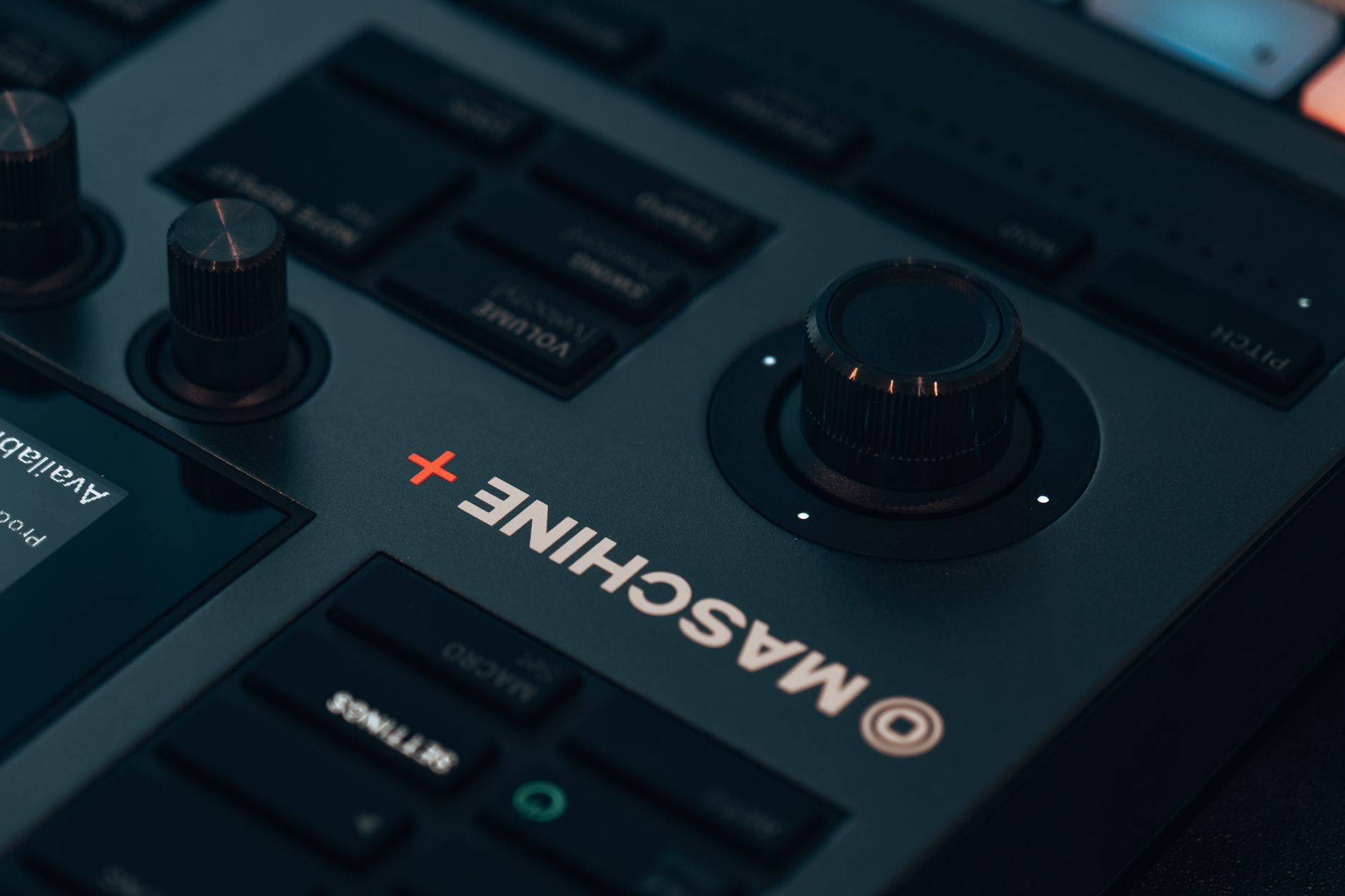 シンセサイザーでの音作りに使われるツマミやフェーダーのクローズアップ