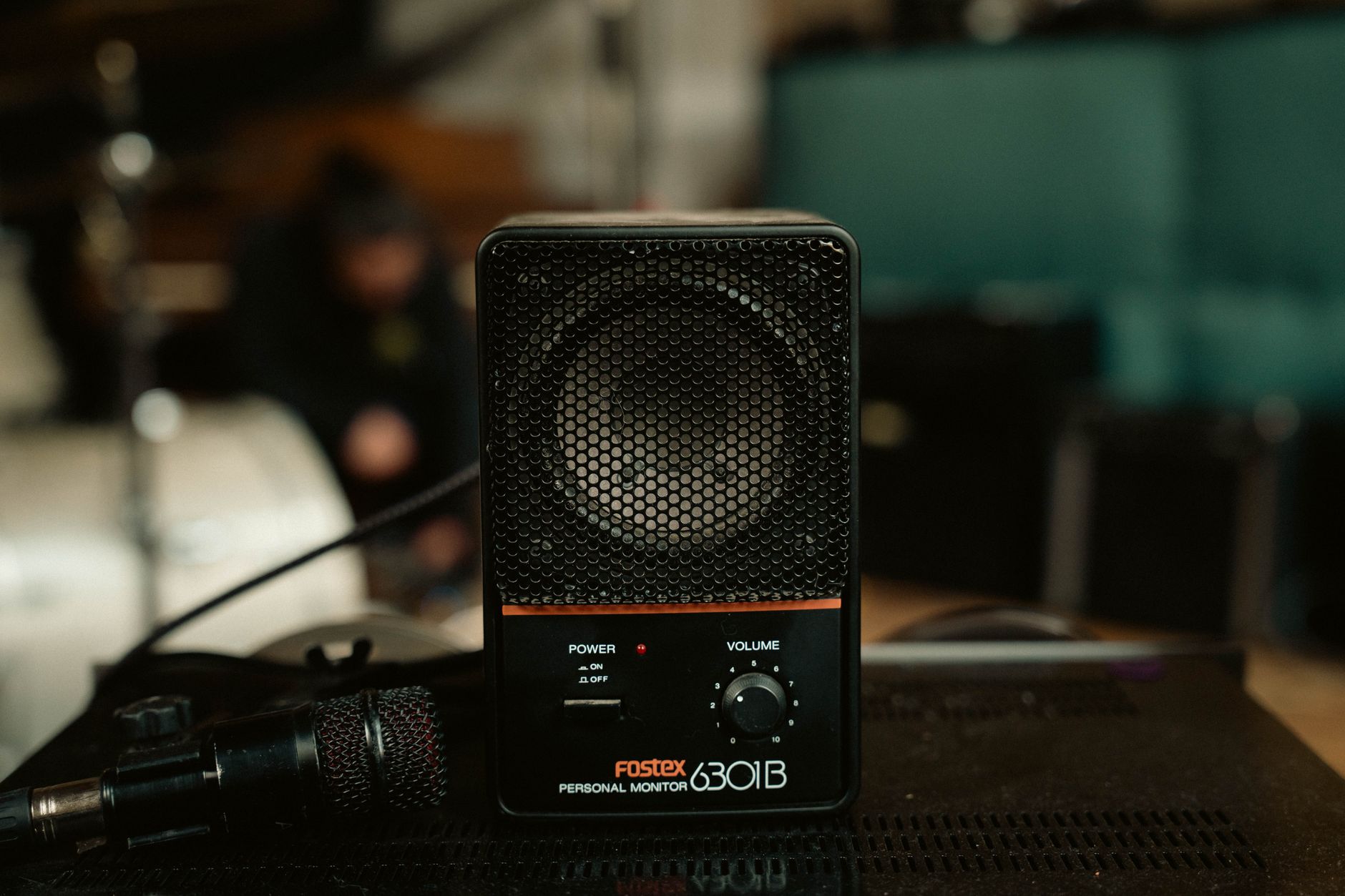 ライブハウスステージの機材ハウリングとは音響現象