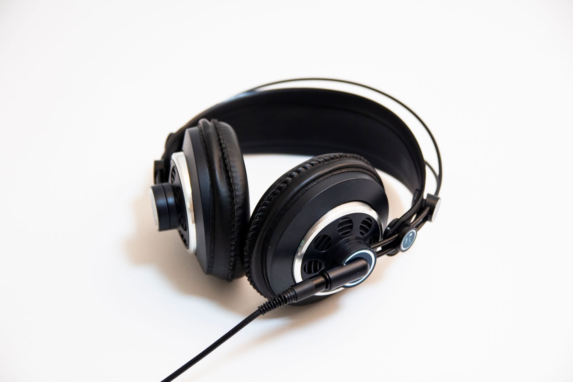 Shure SE215イヤホンとMMCX端子の接合部クローズアップ