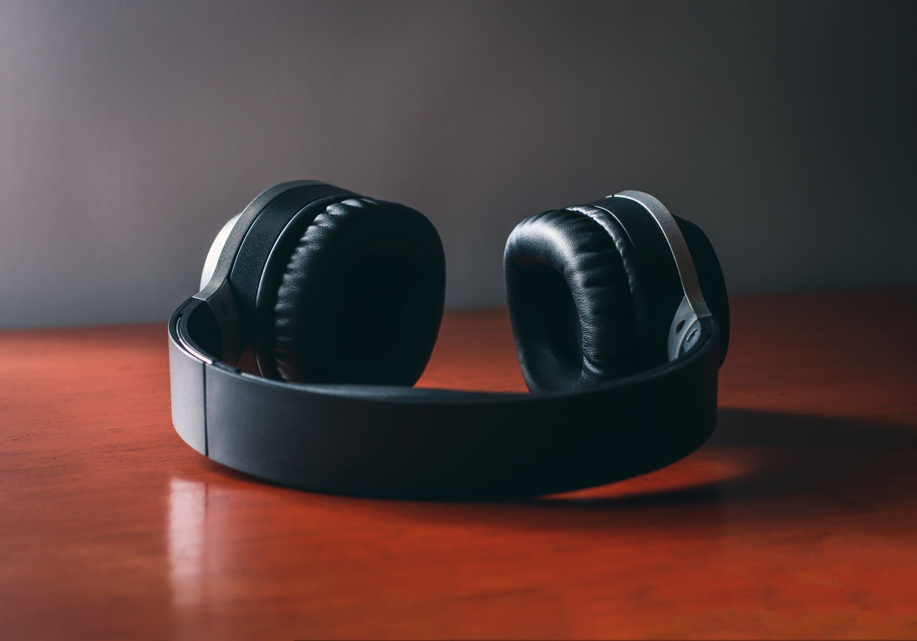 ath-m50xbt密閉型モニターヘッドホンのヘッドバンドとイヤーカップ