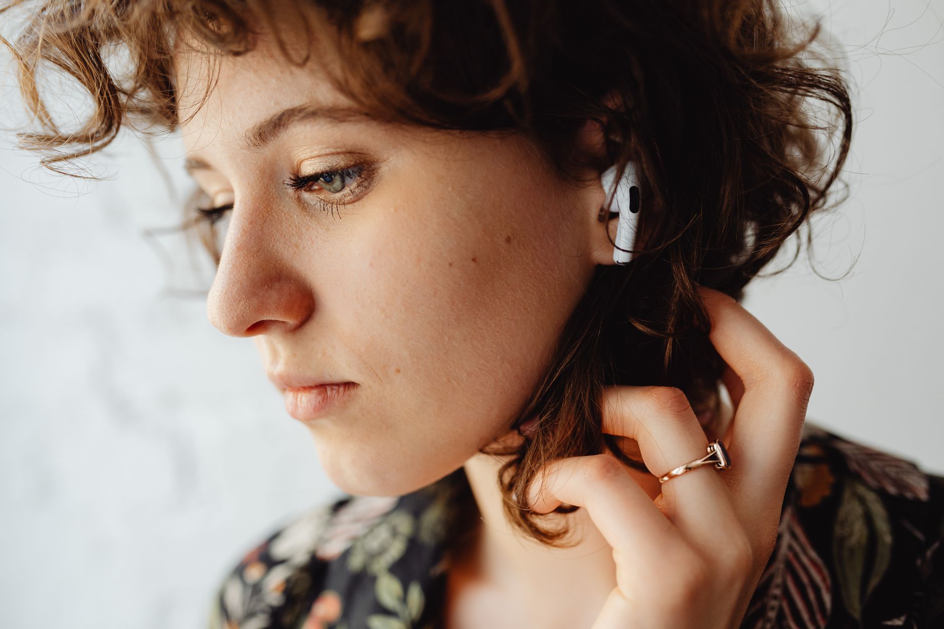 透明なシェルとコネクタが美しいshure se215speのクローズアップ