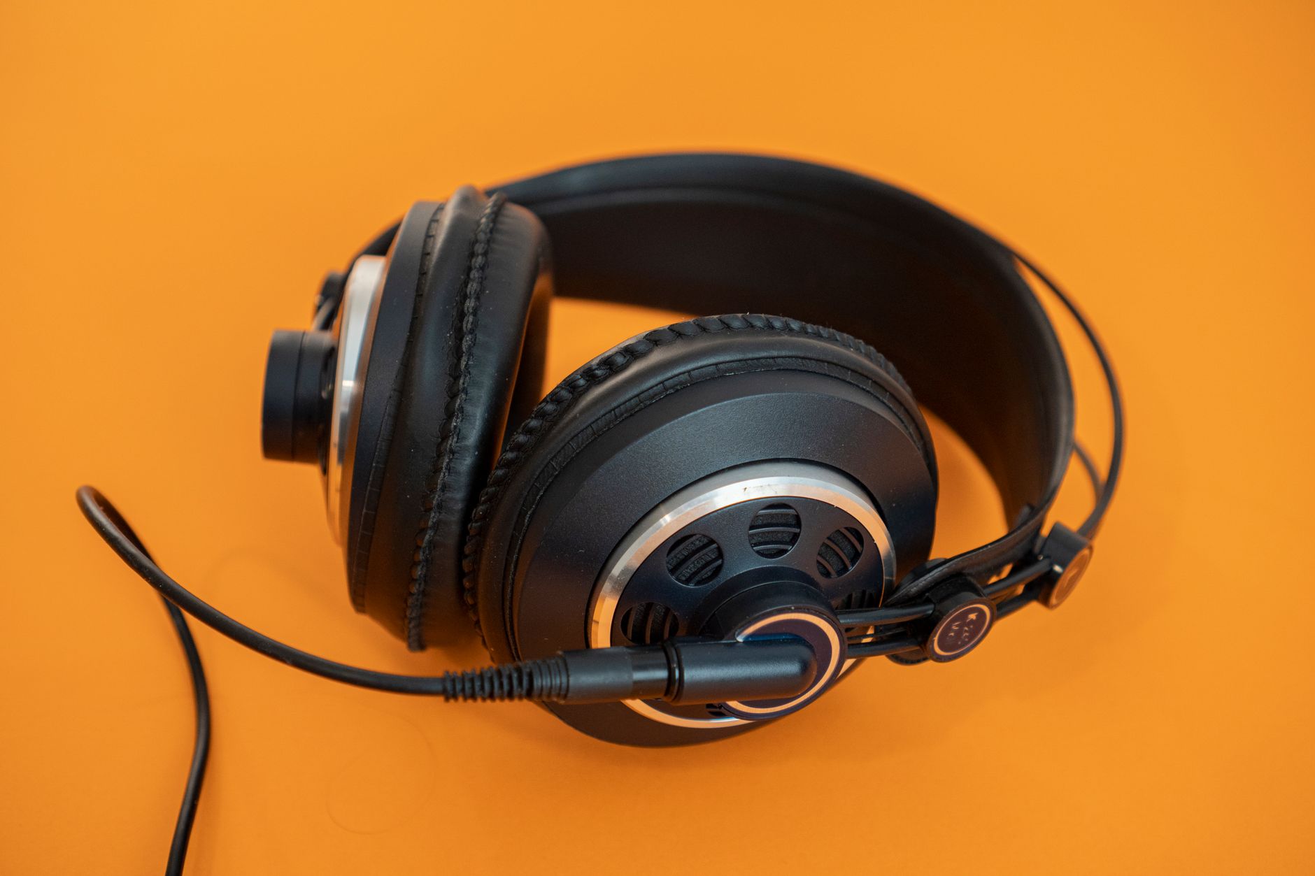 AKG K240 Studioセミオープン型ヘッドホンの本体と接続部分
