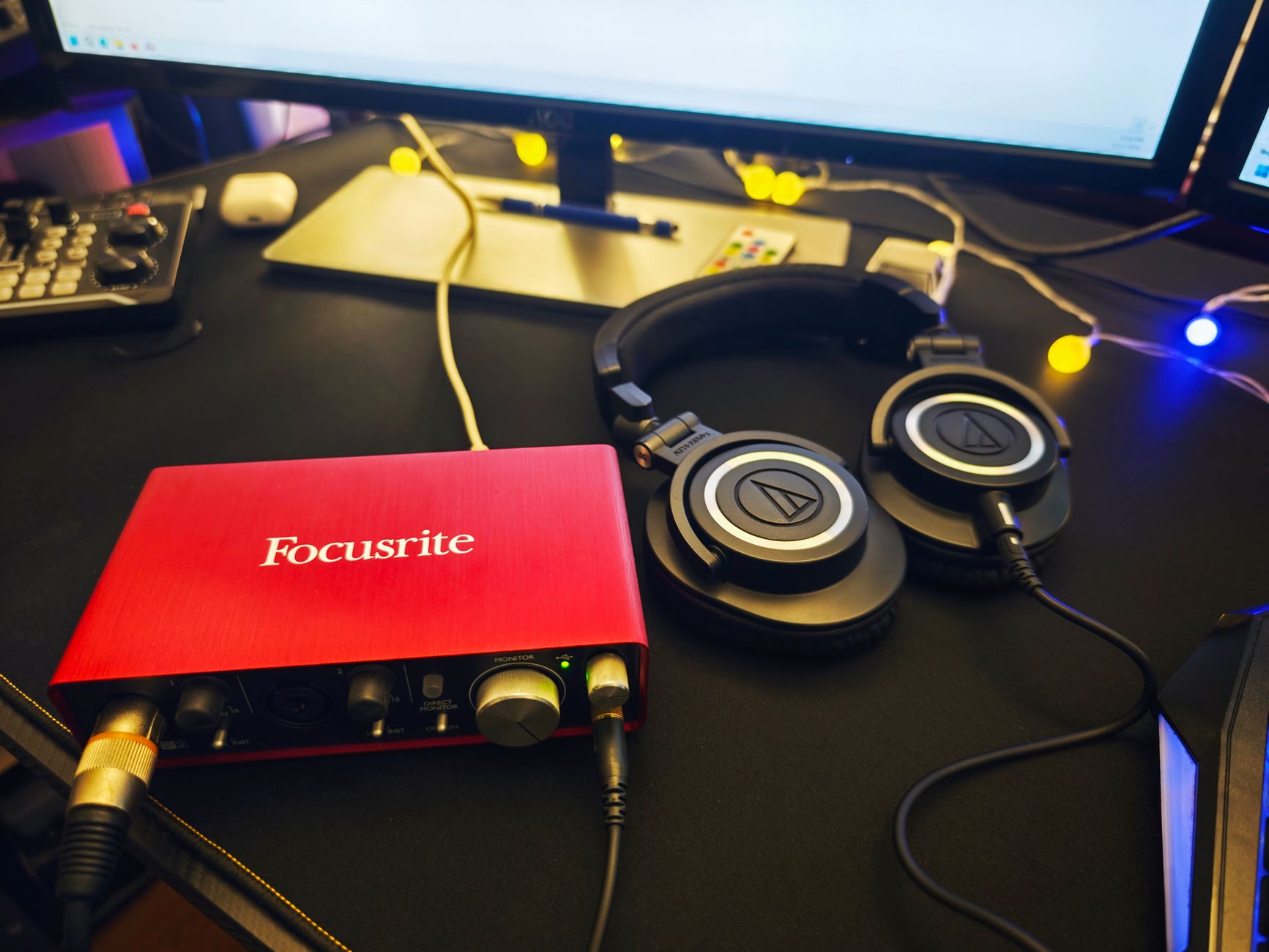 宅録デスクに並ぶオーディオインターフェース コスパ最強機材とマイクの俯瞰